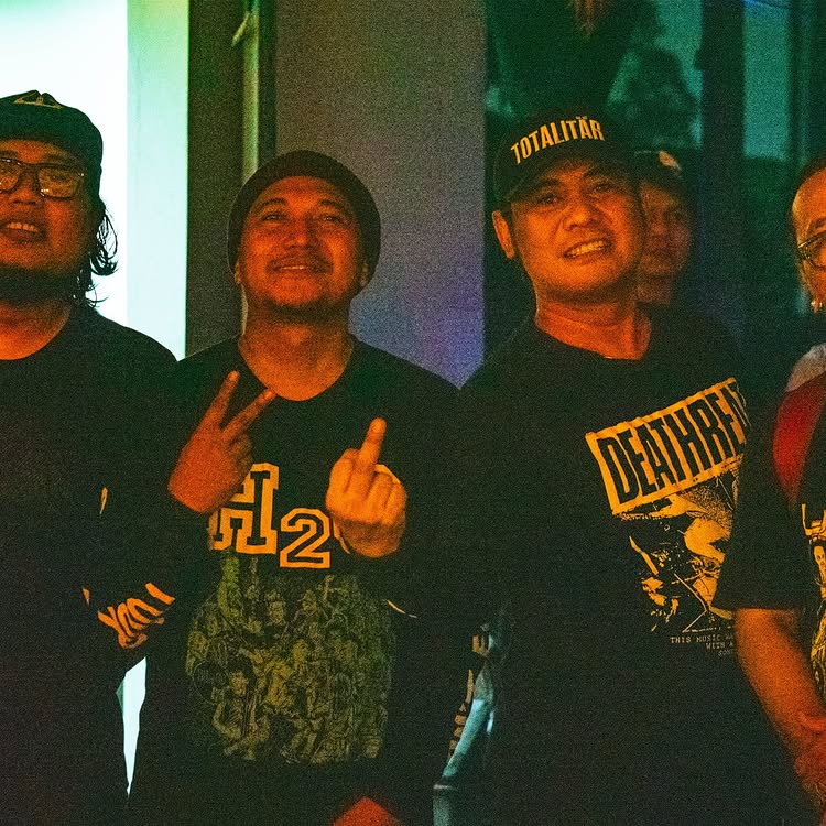 Check sound instrumen dan ampli tabung sebelum gemuruh distorsi dinyalakan.