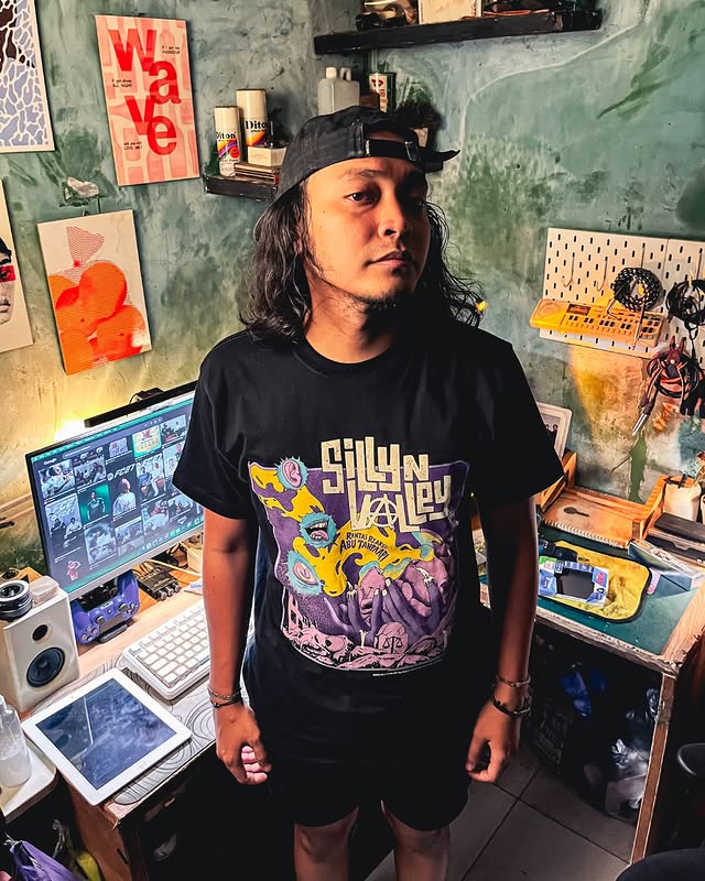 Lead vocal take-over: meneriakkan lirik 'Merdeka Tapi Mampus' bersama massa.